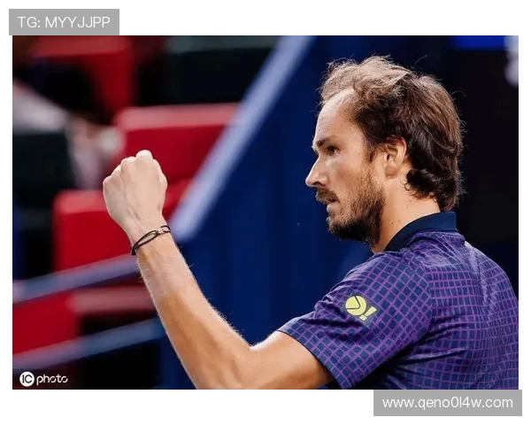 梅德韦杰夫逆境突围 挺进上海大师赛男单八强献实力回春